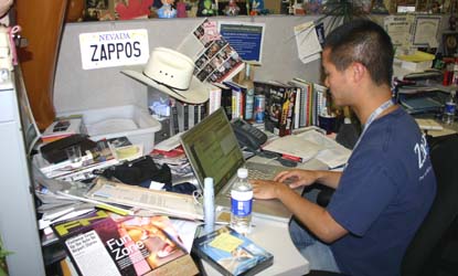 ザッポスCEOトニー・シェイが自分のデスクで仕事する風景