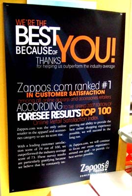 ザッポス社内で見つけた、顧客満足第一位を獲得したことに関するポスター